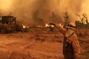 23 de Enero del 2017/Empedrados   Un bombero da instrucciones en el sector de La Orilla de Empedrado en la regin del Maule, donde se mantienen los principales focos de los incendios forestales y que el gobierno declaro zona de catastrofe FOTO:MARIO DAVILA/AGENCIAUNO