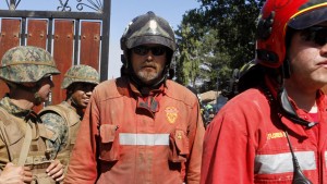 24 de enero de 2017/LOLOL El humorista, Paul Vasquez "El flaco" junto a sus compañeros de la compañía de bomberos de San Bernardo, llegaron hasta el sector de Lolol para ayudar en el combate de los incendios forestales en la zona  FOTO;RODRIGO SAENZ/AGENCIAUNO