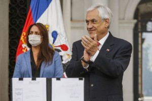16 de abril del 2020/SANTIAGO El Presidente de la Republica, Sebastian Piñera, aplaude tras firmar la promulgación de la ley de indulto general conmutativo, en el Palacio de La Moneda. FOTO: SEBASTIAN BELTRAN GAETE/AGENCIAUNO