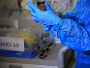 13 de Febrero 2020/ SANTIAGO Detalle de postura de guantes por parte del personal medico en el Hospital de La Florida, durante la preparacin de la Red Hospitalaria, en el marco del Plan de Accin por posibles casos del nuevo Coronavirus Covid-19. FOTO: Jose Francisco Zuiga /AGENCIAUNO
